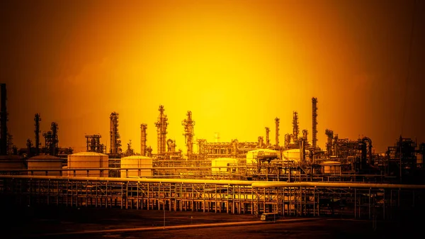 Olieraffinaderij Met Rook Stapels Zonsondergang — Stockfoto