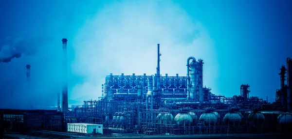 Olieraffinaderij Met Rook Stapels Zonsondergang — Stockfoto