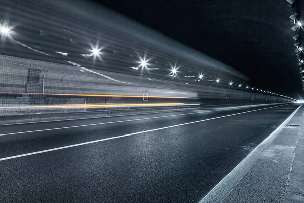 トンネルを疾走する車 — ストック写真