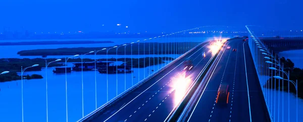 Σύγχρονος Αυτοκινητόδρομος Γέφυρα Νύχτα — Φωτογραφία Αρχείου