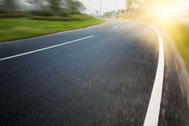 Hareket bulanıklığı olan boş yol.