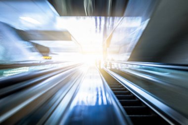 hareket ariport, iş geçmişi, mavi kavramı, yürüyen merdiven tonda görüntüler.