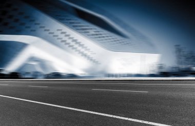Hareket bulanıklığı olan boş yol.