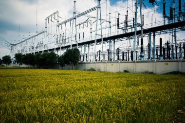 Gökyüzü arkaplanlı yüksek voltaj kuleleri. 