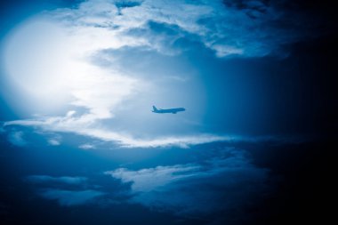 uçak sinek gökyüzüne.