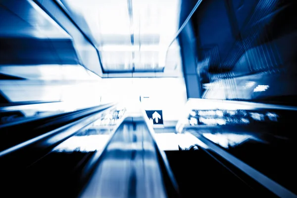 Bewegungs Rolltreppe Flughafen Konzept Des Geschäftlichen Hintergrunds Blau Getönte Bilder — Stockfoto