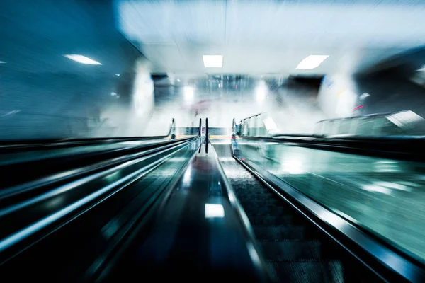 トーン空港 ビジネスの背景 青色の概念でエスカレーター動画 — ストック写真
