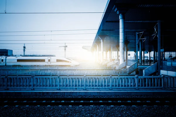 Hastighetstog Vekk Fra Jernbanestasjonen Shanghai Porselen – stockfoto