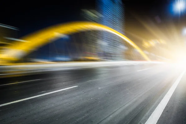 Gece Şehir Içinde Araba Hız Işıklar — Stok fotoğraf