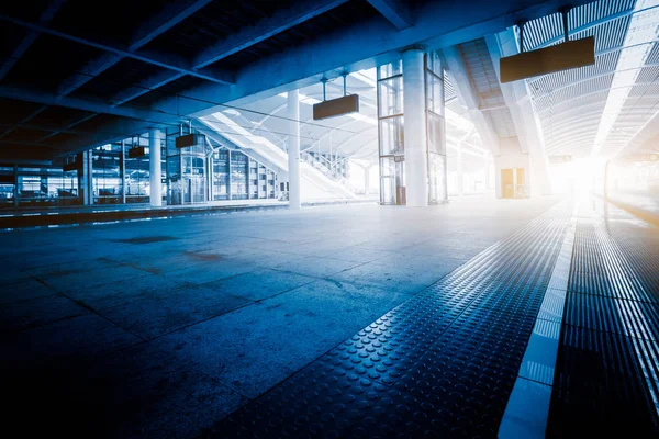 Eccesso Velocità Treno Lontano Dalla Stazione Ferroviaria Shanghai Cina — Foto Stock