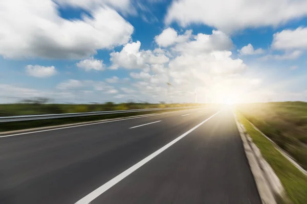 青空の空の道路沿いの風景に風力タービン — ストック写真