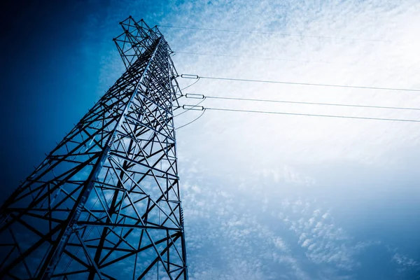 Yüksek gerilim kule, mavi tonlu görüntüler.