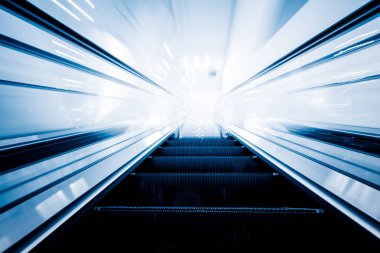 modern ofis binası, mavi yürüyen merdiven tonlu görüntüler.