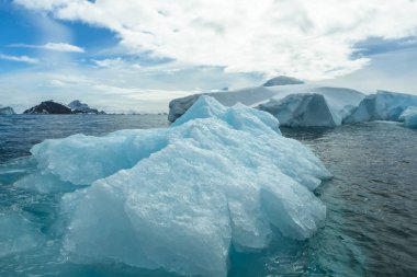 Araştırma gemisi tarafından seyahat. Antarktika'da iklim ve hava değişiklikleri okuyor. Kar ve ICES Antartik adalar.