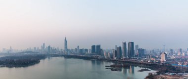sabah güzel göl ile modern nanjing şehir manzarası.