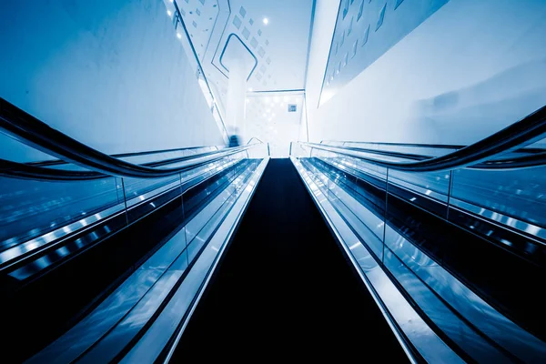 Ескалатор Сучасної Офісної Будівлі Сині Тоновані Зображення — стокове фото