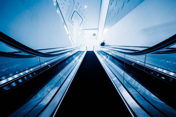 Эскалатор Современного Офисного Здания Синие Тонированные Изображения — стоковое фото