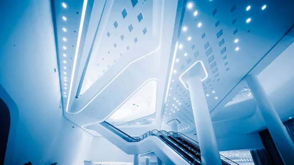 Roltrap Van Moderne Kantoorgebouw Blauwe Gestemde Afbeeldingen — Stockfoto