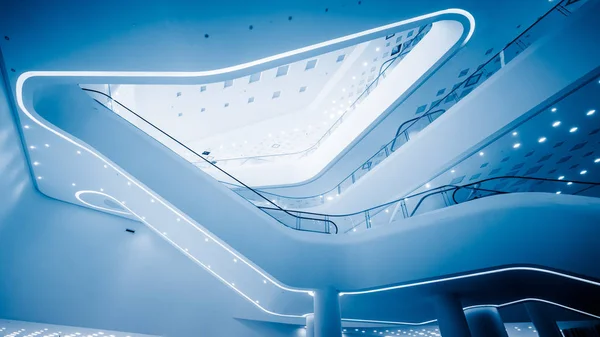 Eskalator Nowoczesny Biurowiec Niebieski Stonowanych Obrazów — Zdjęcie stockowe