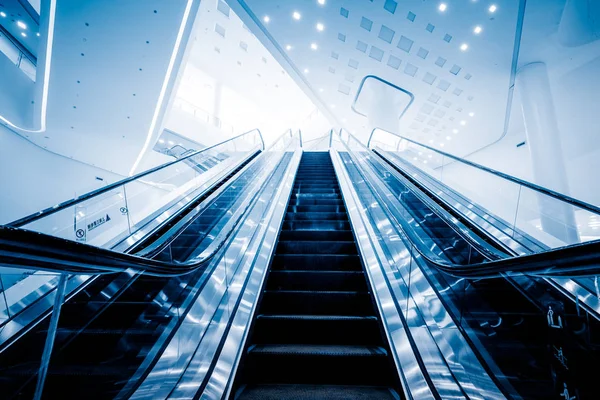 Rolltreppe Eines Modernen Bürogebäudes Blau Getönte Bilder — Stockfoto