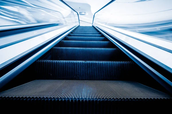 Rolltreppe Eines Modernen Bürogebäudes Blau Getönte Bilder — Stockfoto