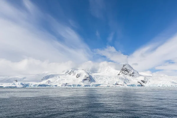 研究船で旅行します 南極大陸の気候および天候の変更の勉強 雪と氷の南極の島 — ストック写真