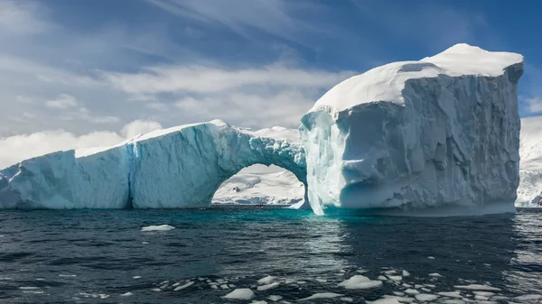 乘坐研究船旅行 研究南极洲的气候和天气变化 南极岛屿的雪和冰 — 图库照片