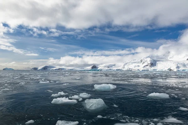 Araştırma Gemisi Tarafından Seyahat Antarktika Iklim Hava Değişiklikleri Okuyor Kar — Stok fotoğraf