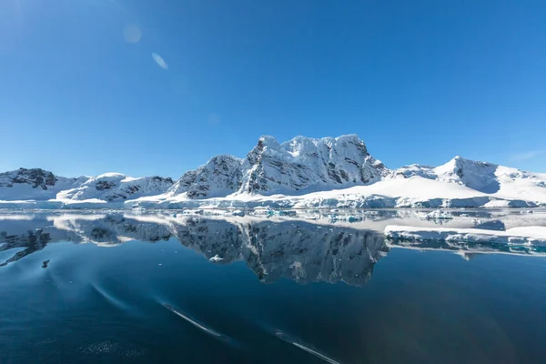 乘坐研究船旅行 研究南极洲的气候和天气变化 南极岛屿的雪和冰 — 图库照片