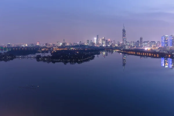 Moderna Nanjing Stadens Silhuett Med Den Vackra Sjön Natten — Stockfoto