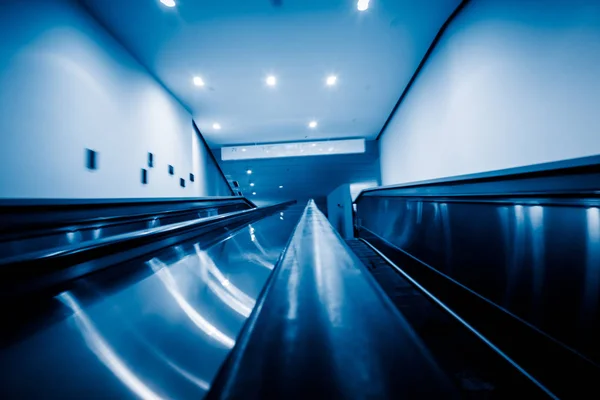 Rolltreppe Eines Modernen Bürogebäudes Blau Getönte Bilder — Stockfoto