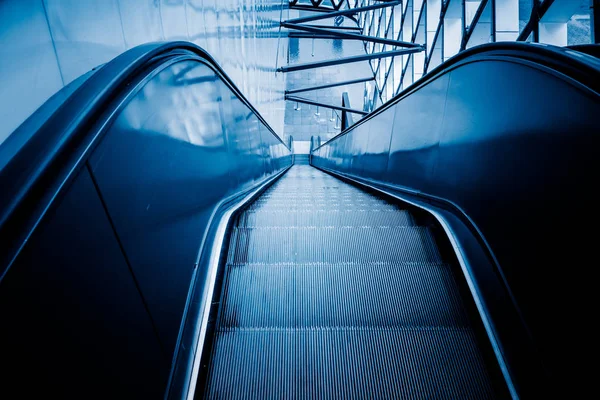 Κυλιόμενες Σκάλες Του Κτιρίου Σύγχρονου Γραφείου Μπλε Τονισμένο Εικόνες — Φωτογραφία Αρχείου