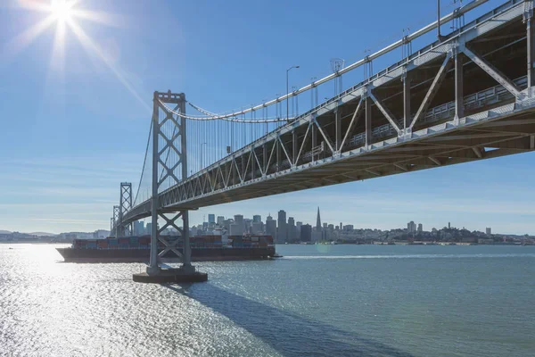 San Francisco Városára Keretezi Bay Bridge Sunlights — Stock Fotó