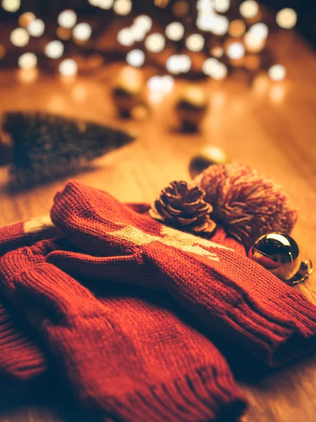 圣诞红帽和手套在木桌上 — 图库照片