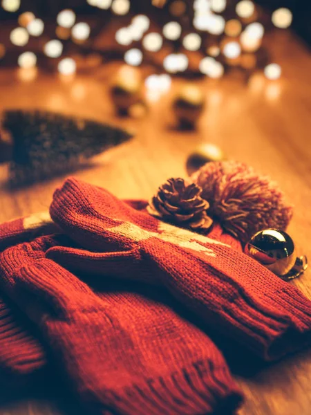 Gorra Roja Navidad Guantes Mesa Madera —  Fotos de Stock