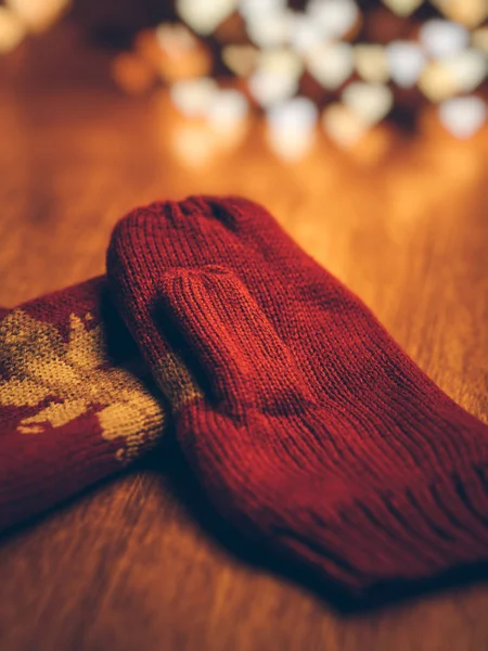 ahşap masa üzerinde rahat eldivenler bu kış örgü xmas Close-Up.