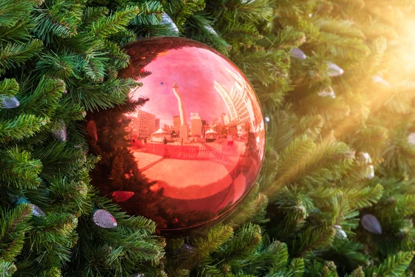 Çam Ağacı Üzerinde Asılı Noel Top — Stok fotoğraf