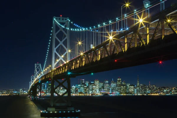 Skyline San Francisco Enmarcado Por Puente Bahía Por Noche —  Fotos de Stock
