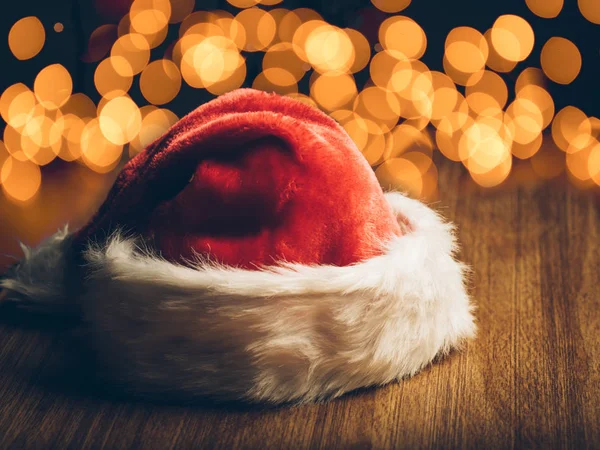 Ahşap Masa Plan Odaklanmak Santa Şapka Closeup — Stok fotoğraf
