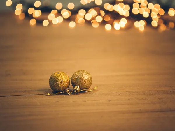 Studio Shot Due Palline Oro Concentrarsi Sul Primo Piano — Foto Stock