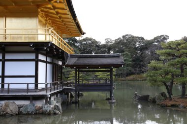 Kinkakuji - Japonya 'nın Kyoto şehrinin en ünlü altın tapınaklarından biri.