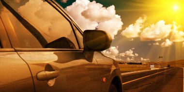 çayır geçmişi olan yolda araba.