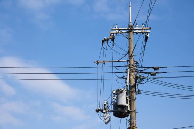 Arka plan mavi sk üzerinde elektrik Kulesi
