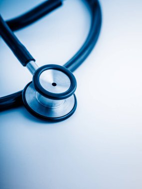 Beyaz arka plan üzerinde stetoskop, Studio shot.blue görüntüleri tonda..
