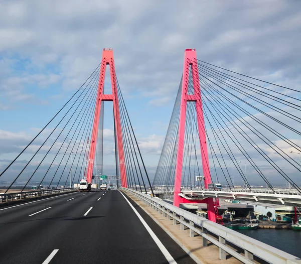 在日本城市的绿草如茵的小路 — 图库照片