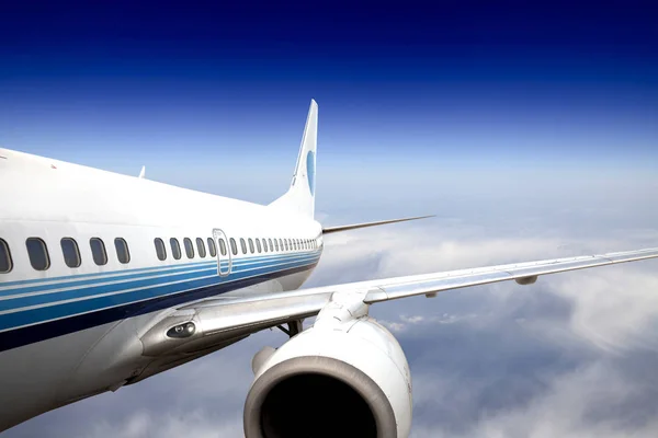 Mavi Gökyüzü Arka Planlı Uçak — Stok fotoğraf