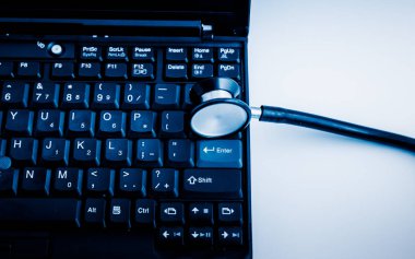 Laptop mavi tonlu görüntülerde elektronik tıbbi, stetoskop.