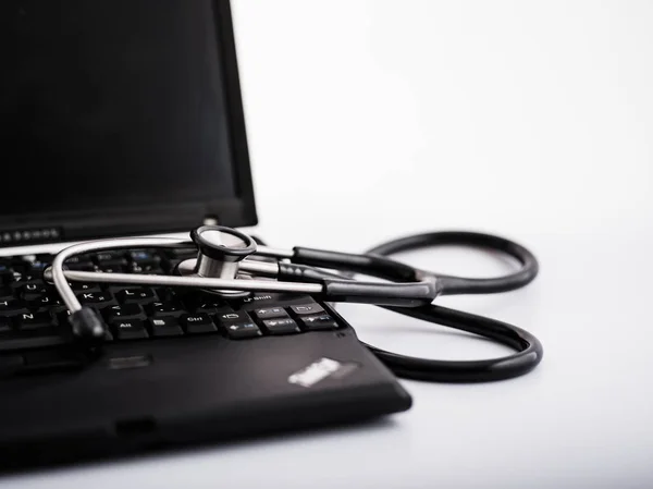Elektronische Medische Stethoscoop Laptop Blauw Getinte Beelden — Stockfoto