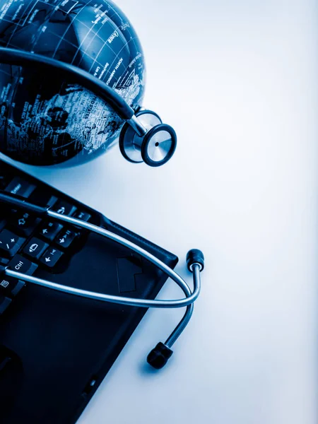 Electrónica Médica Estetoscopio Ordenador Portátil Azul Imágenes Tonificadas — Foto de Stock