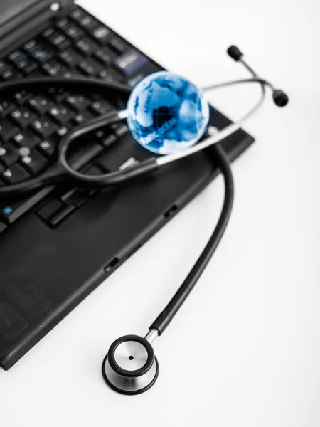 Elektronische Medische Stethoscoop Laptop Blauw Getinte Beelden — Stockfoto